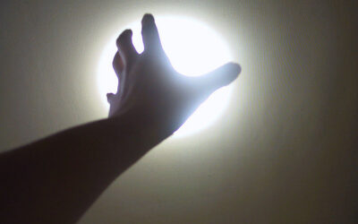 [VIDEO] The Amazing Energy We Possess: Watch This Man Use it to Heal Others and Light a Fire